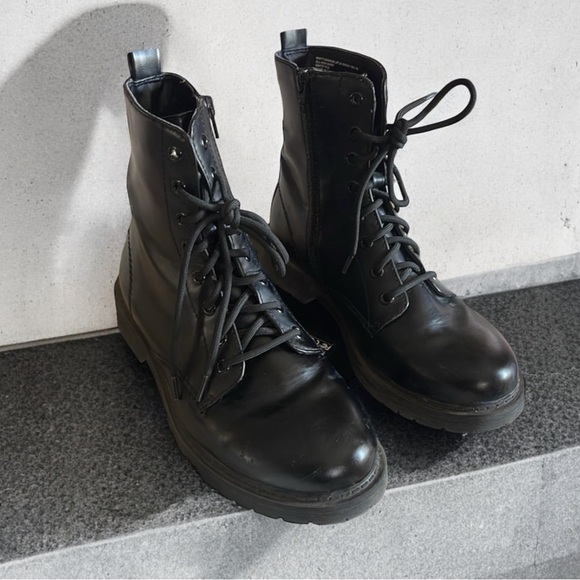 Time and Tru Women's Black Marti Lug Boots - Picture 5 of 16